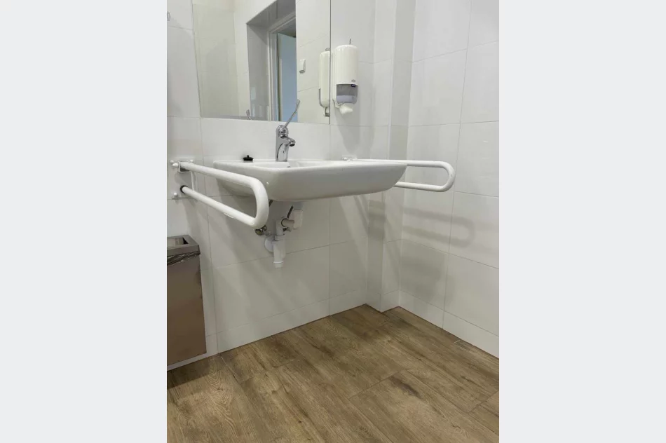 Likwidacja barier architektonicznych w Szkole Podstawowej w Pisarzowej - zdjęcie 17