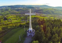 Spotkanie turystów na wzgórzu nad miastem - zdjęcie główne