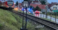 Tragedia w Barcicach. Samochód dachował i wpadł pod pociąg - zginęły dwie osoby (zdjęcia) - zdjęcie 4
