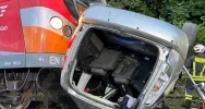 Tragedia w Barcicach. Samochód dachował i wpadł pod pociąg - zginęły dwie osoby (zdjęcia) - zdjęcie 5