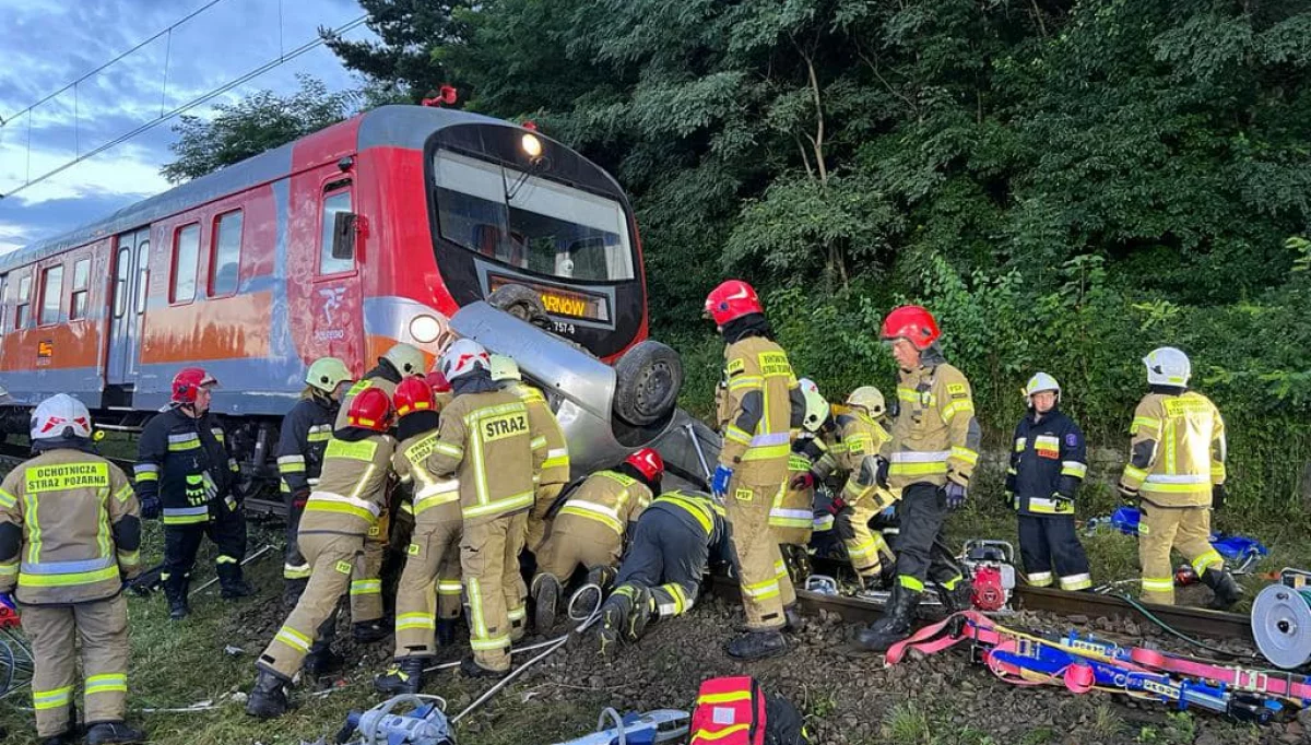 Tragedia w Barcicach. Samochód dachował i wpadł pod pociąg - zginęły dwie osoby (zdjęcia)