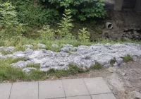 Beton z remontu chodnika wyrzucony... pod most - zdjęcie główne