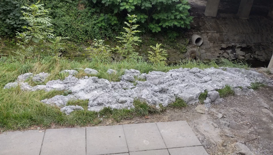 Beton z remontu chodnika wyrzucony... pod most - zdjęcie 1