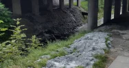 Beton z remontu chodnika wyrzucony... pod most - zdjęcie 2