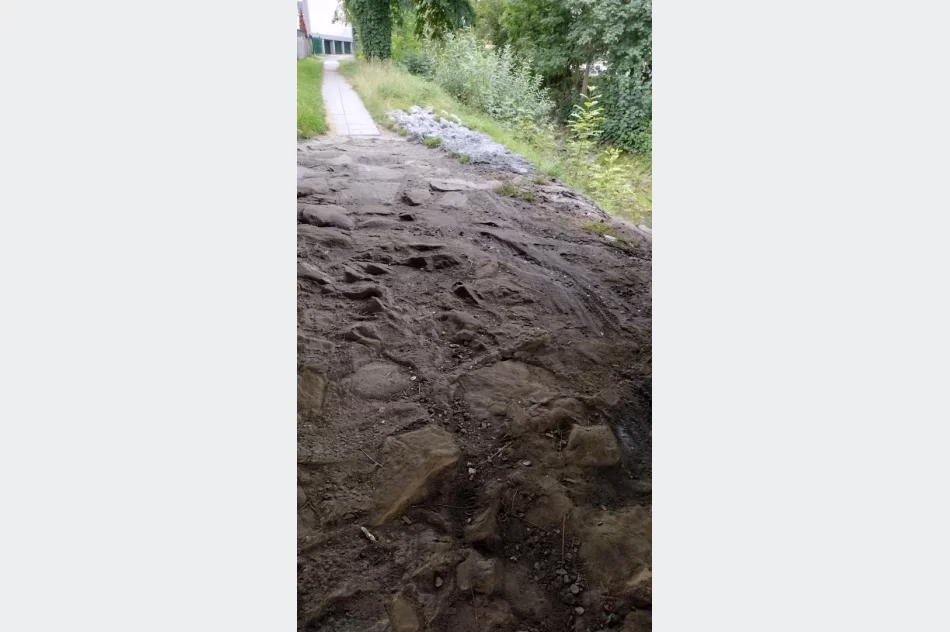 Beton z remontu chodnika wyrzucony... pod most - zdjęcie 3