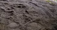 Beton z remontu chodnika wyrzucony... pod most - zdjęcie 3