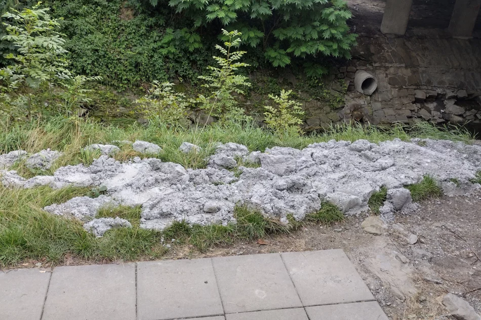 Beton z remontu chodnika wyrzucony... pod most - zdjęcie 5