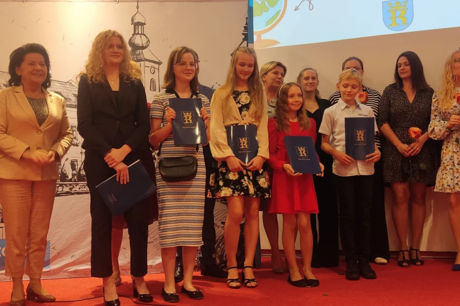 Motywacyjne stypendia dla uczniów rozdane - zdjęcie 2