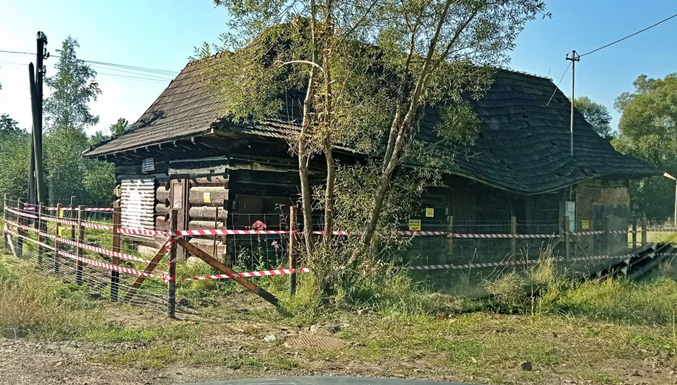 Wiekowy budynek kolejowy grozi zawaleniem - zdjęcie 1