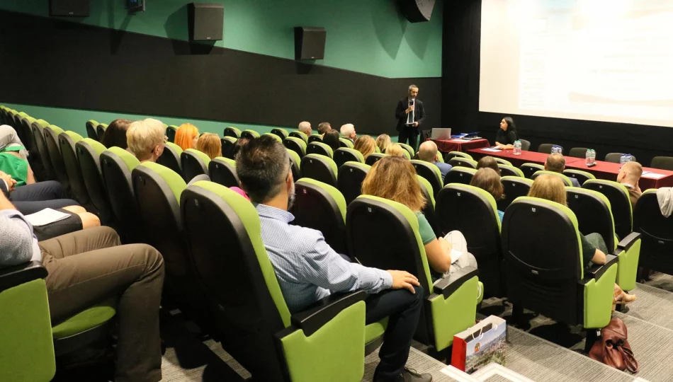 W Limanowskim Domu Kultury odbywa się konferencja pracowników ośrodków pomocy społecznej nt. pracy ze społecznością romską - zdjęcie 1