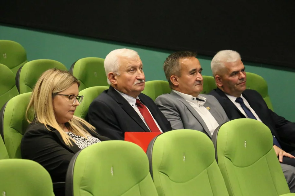 W Limanowskim Domu Kultury odbywa się konferencja pracowników ośrodków pomocy społecznej nt. pracy ze społecznością romską - zdjęcie 2