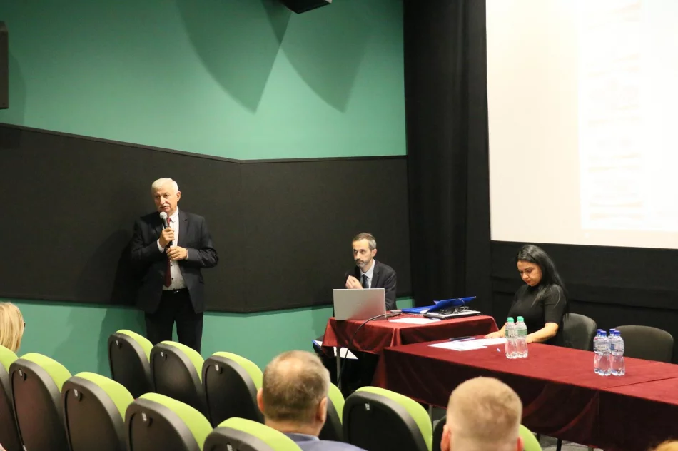 W Limanowskim Domu Kultury odbywa się konferencja pracowników ośrodków pomocy społecznej nt. pracy ze społecznością romską - zdjęcie 4