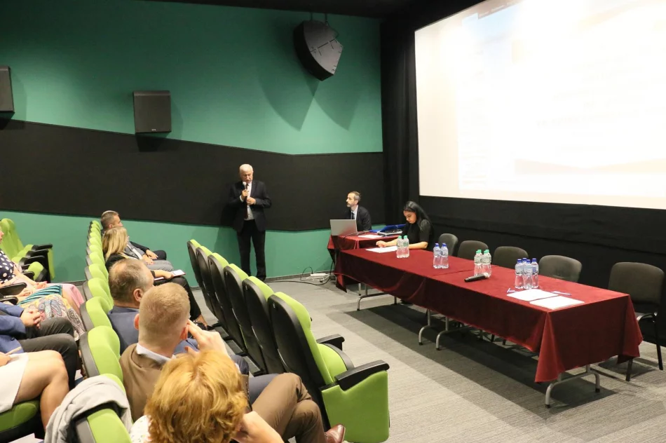 W Limanowskim Domu Kultury odbywa się konferencja pracowników ośrodków pomocy społecznej nt. pracy ze społecznością romską - zdjęcie 5