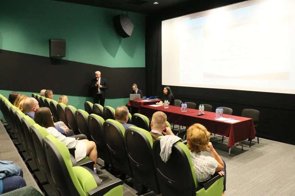 W Limanowskim Domu Kultury odbywa się konferencja pracowników ośrodków pomocy społecznej nt. pracy ze społecznością romską - zdjęcie 6