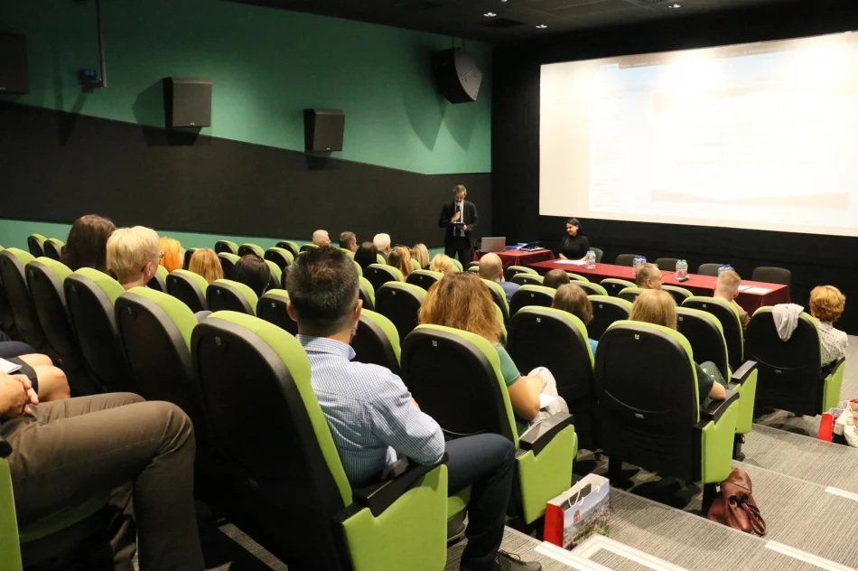 W Limanowskim Domu Kultury odbywa się konferencja pracowników ośrodków pomocy społecznej nt. pracy ze społecznością romską - zdjęcie 7