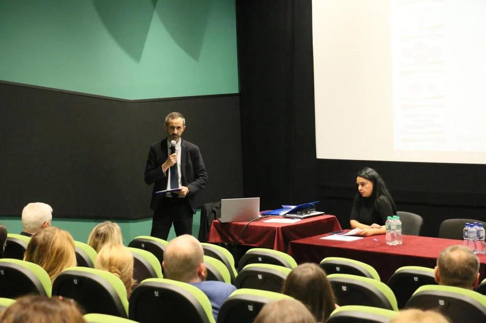 W Limanowskim Domu Kultury odbywa się konferencja pracowników ośrodków pomocy społecznej nt. pracy ze społecznością romską - zdjęcie 12