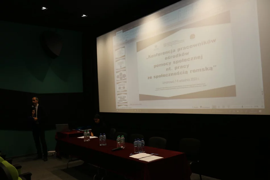 W Limanowskim Domu Kultury odbywa się konferencja pracowników ośrodków pomocy społecznej nt. pracy ze społecznością romską - zdjęcie 14
