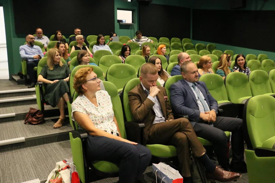W Limanowskim Domu Kultury odbywa się konferencja pracowników ośrodków pomocy społecznej nt. pracy ze społecznością romską - zdjęcie 15