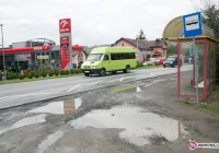 Błotny przystanek i brak przejść - zdjęcie główne