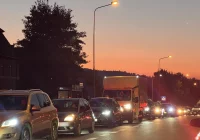 Wieczorne korki na ulicach miasta - zdjęcie główne