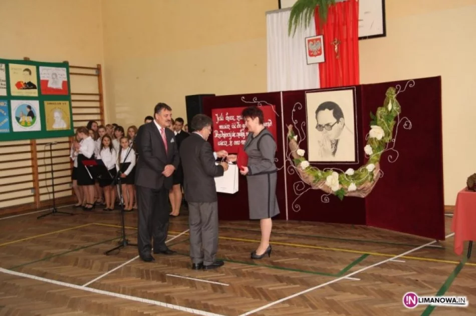 Szkoła otrzymała sztandar - zdjęcie 3