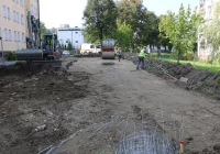 Przy blokach nr 6 i 7 na os. przy ulicy Zygmunta Augusta trwa remont dróg wewnętrznych i placów - zdjęcie główne