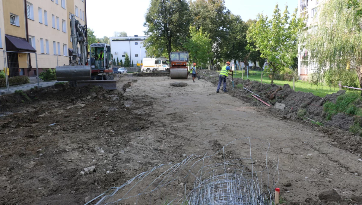 Przy blokach nr 6 i 7 na os. przy ulicy Zygmunta Augusta trwa remont dróg wewnętrznych i placów