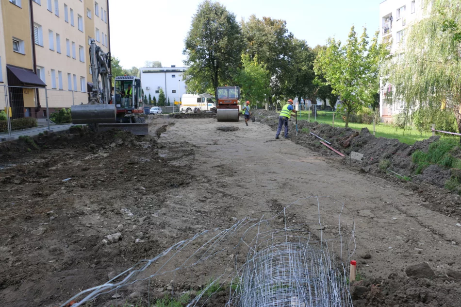 Przy blokach nr 6 i 7 na os. przy ulicy Zygmunta Augusta trwa remont dróg wewnętrznych i placów - zdjęcie 2