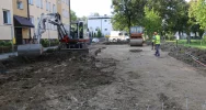 Przy blokach nr 6 i 7 na os. przy ulicy Zygmunta Augusta trwa remont dróg wewnętrznych i placów - zdjęcie 4