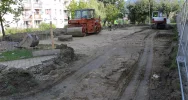 Przy blokach nr 6 i 7 na os. przy ulicy Zygmunta Augusta trwa remont dróg wewnętrznych i placów - zdjęcie 5