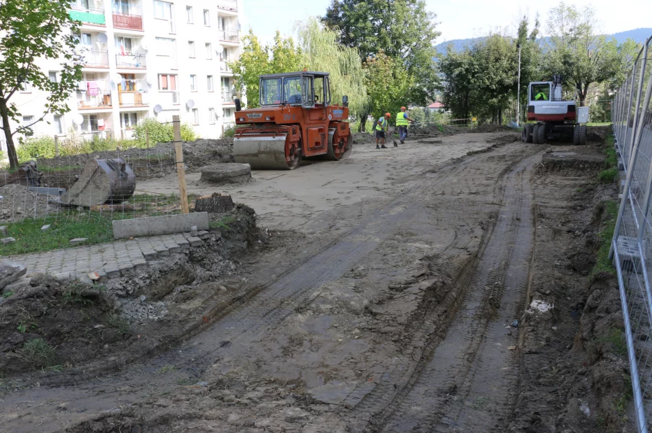 Przy blokach nr 6 i 7 na os. przy ulicy Zygmunta Augusta trwa remont dróg wewnętrznych i placów - zdjęcie 5