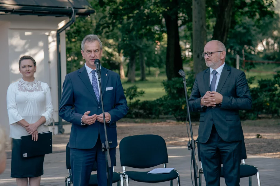Czytali mieszkańcy, włodarze, ludzie kultury i przedstawiciele służb (ZDJĘCIA) - zdjęcie 13