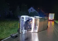 Nie dostosował prędkości i doprowadził do wywrócenia auta - zdjęcie główne