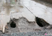 Dziurawy mostek do centrum - zdjęcie główne