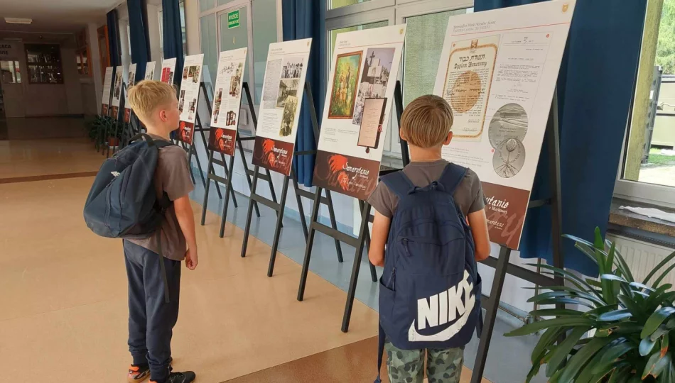 Wystawa ku czci Rodziny Ulmów w Zespole Szkolno-Przedszkolnym nr 4 - zdjęcie 1