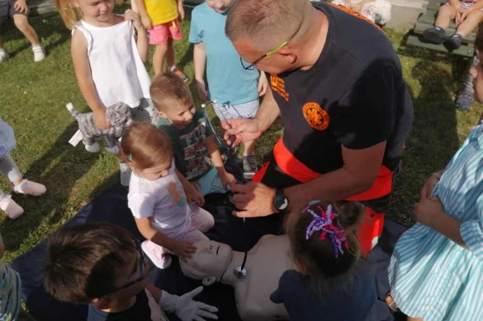 Przedszkolaki z Miejskiego Przedszkola nr 2 spotkały się z ratownikami medycznymi - zdjęcie 12