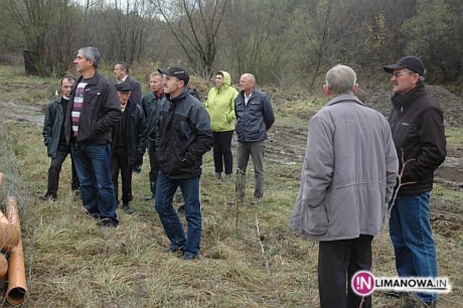 Komisje  wizytowały inwestycje w terenie - zdjęcie 3