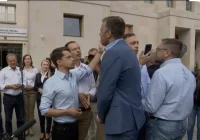 Awantura przed TVP - Tusk kontra Rachoń. Obejrzyj całą konferencję - zdjęcie główne