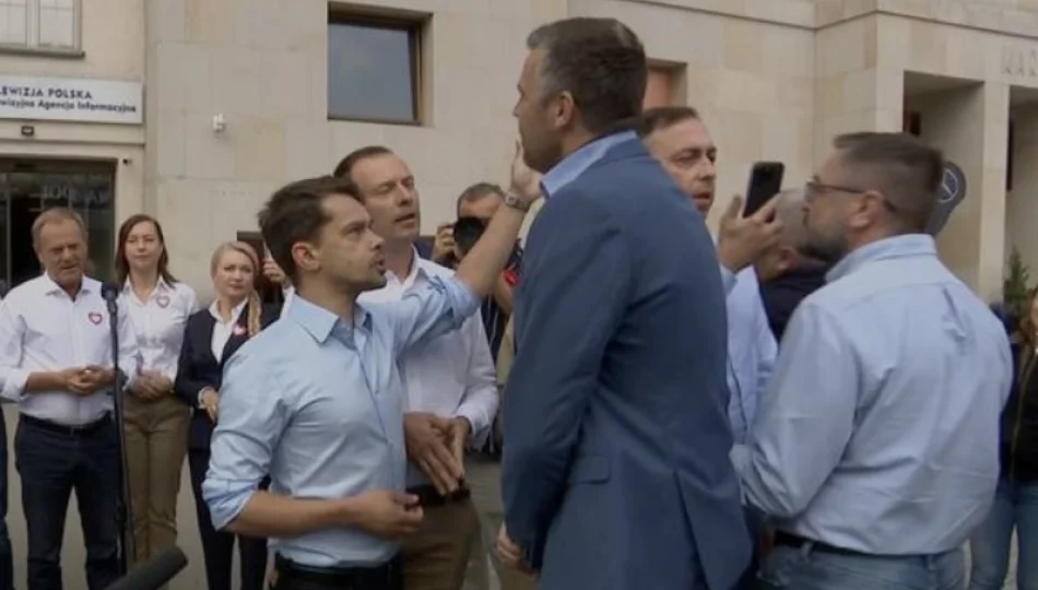 Awantura przed TVP - Tusk kontra Rachoń. Obejrzyj całą konferencję - zdjęcie 1