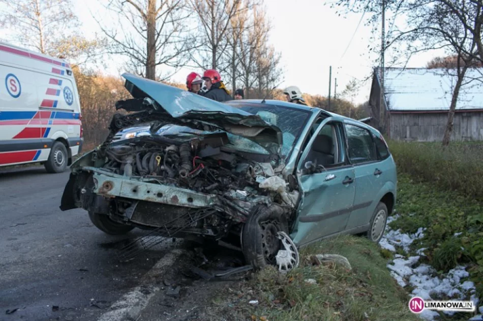 Czołowe zderzenie samochodów - zdjęcie 2