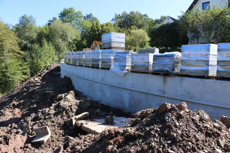 Tony betonu i stali - trwa stabilizacja osuwiska - zdjęcie 9