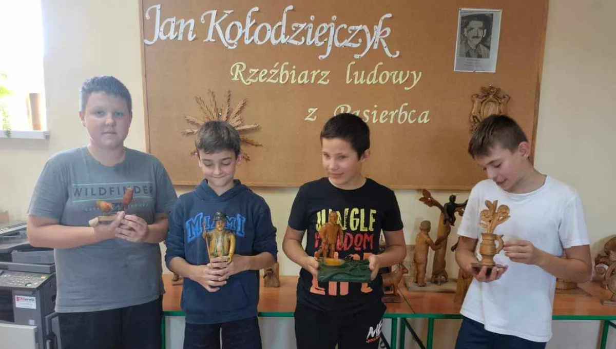 Wystawa prac rzeźbiarza ludowego Jana Kołodziejczyka w bibliotece Szkoły Podstawowej w Pasierbcu