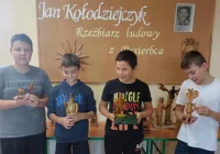 Wystawa prac rzeźbiarza ludowego Jana Kołodziejczyka w bibliotece Szkoły Podstawowej w Pasierbcu - zdjęcie główne
