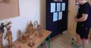 Wystawa prac rzeźbiarza ludowego Jana Kołodziejczyka w bibliotece Szkoły Podstawowej w Pasierbcu - zdjęcie 2
