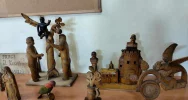 Wystawa prac rzeźbiarza ludowego Jana Kołodziejczyka w bibliotece Szkoły Podstawowej w Pasierbcu - zdjęcie 3