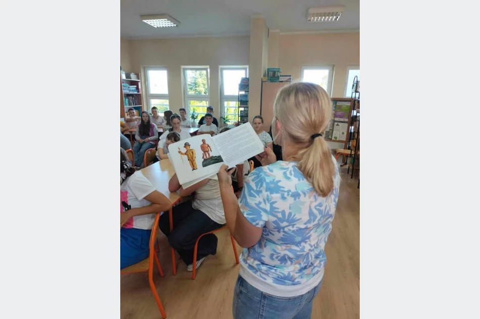 Wystawa prac rzeźbiarza ludowego Jana Kołodziejczyka w bibliotece Szkoły Podstawowej w Pasierbcu - zdjęcie 8