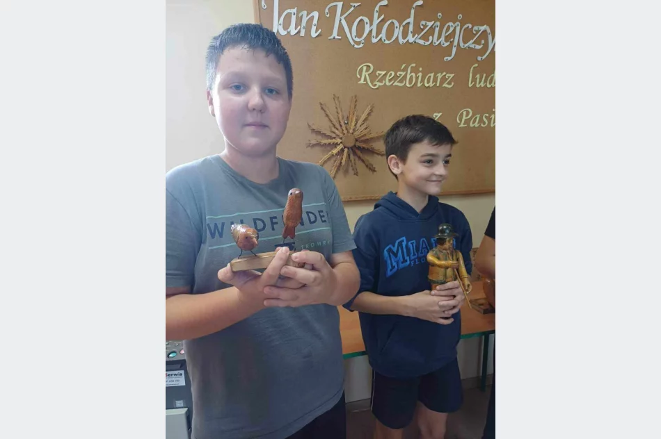Wystawa prac rzeźbiarza ludowego Jana Kołodziejczyka w bibliotece Szkoły Podstawowej w Pasierbcu - zdjęcie 9