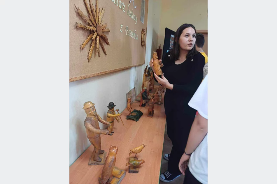 Wystawa prac rzeźbiarza ludowego Jana Kołodziejczyka w bibliotece Szkoły Podstawowej w Pasierbcu - zdjęcie 10
