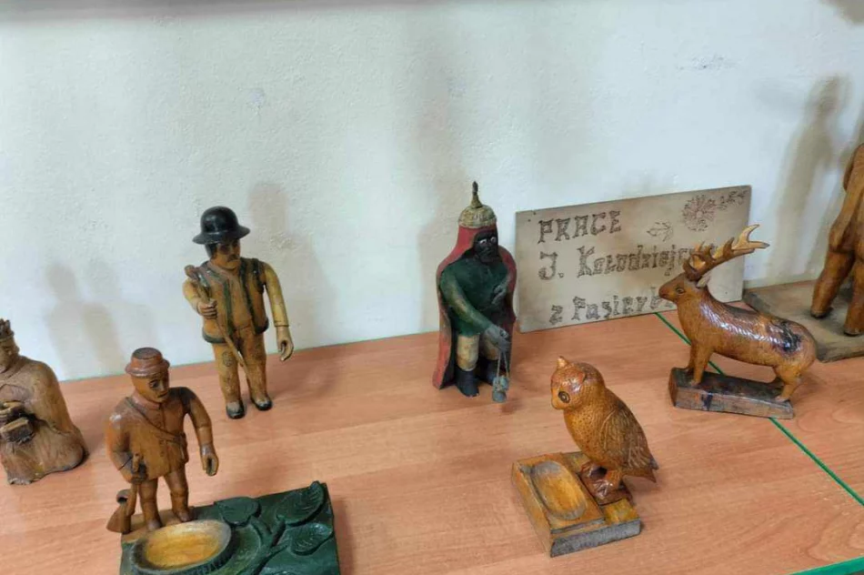 Wystawa prac rzeźbiarza ludowego Jana Kołodziejczyka w bibliotece Szkoły Podstawowej w Pasierbcu - zdjęcie 11