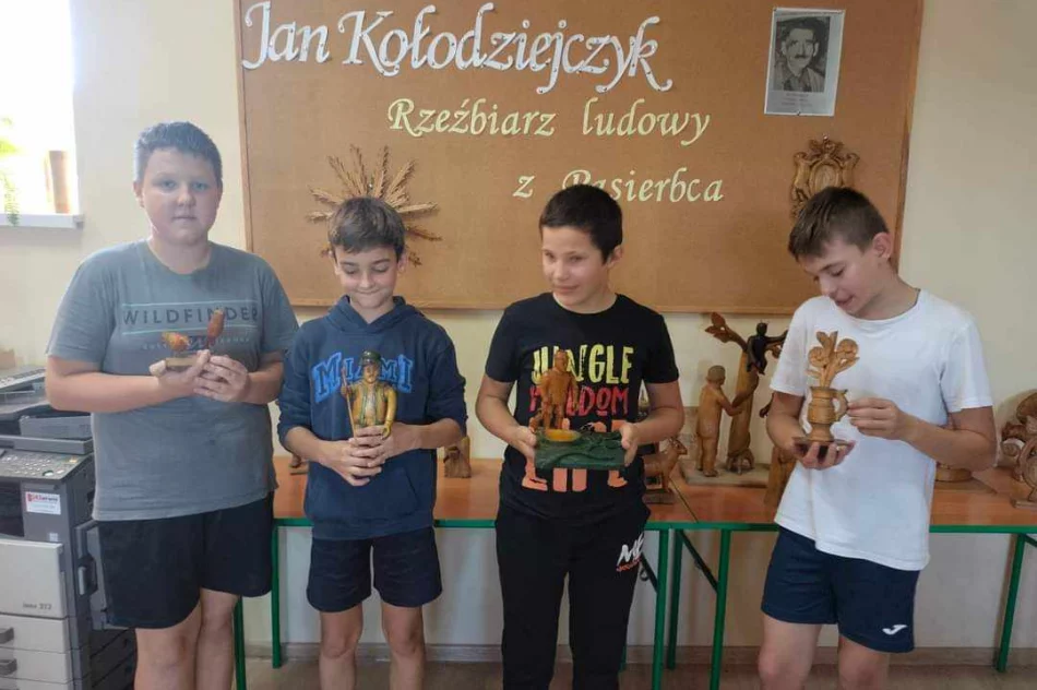 Wystawa prac rzeźbiarza ludowego Jana Kołodziejczyka w bibliotece Szkoły Podstawowej w Pasierbcu - zdjęcie 12
